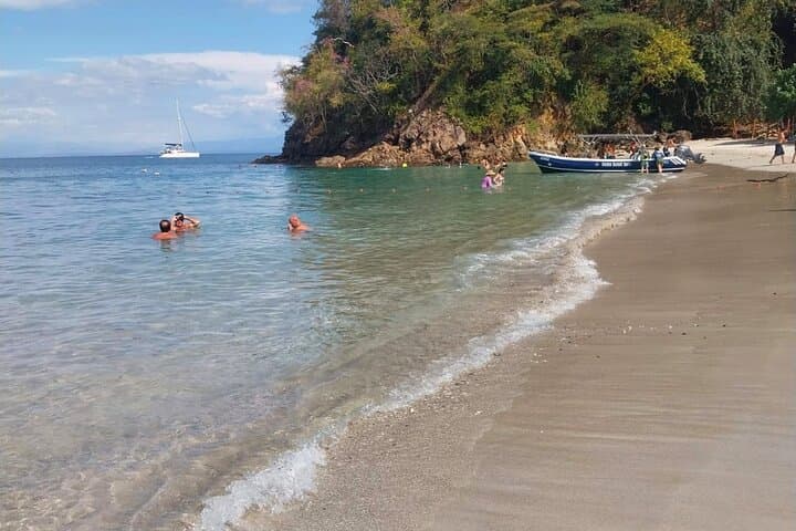 Isla Tortuga Premium: Private Beach, Snorkeling & Spider Monkeys from Puntarenas photo 6
