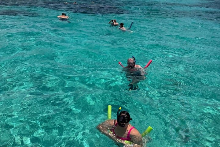 Private Roatán Reef Snorkel and West Bay Beach Day Trip photo 3