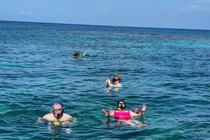 Private Roatán Reef Snorkel and West Bay Beach Day Trip photo 5