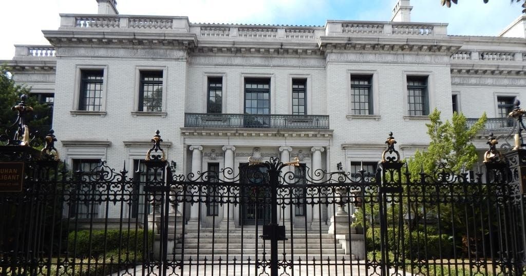 Historic Savannah mansion exterior on guided walking tour