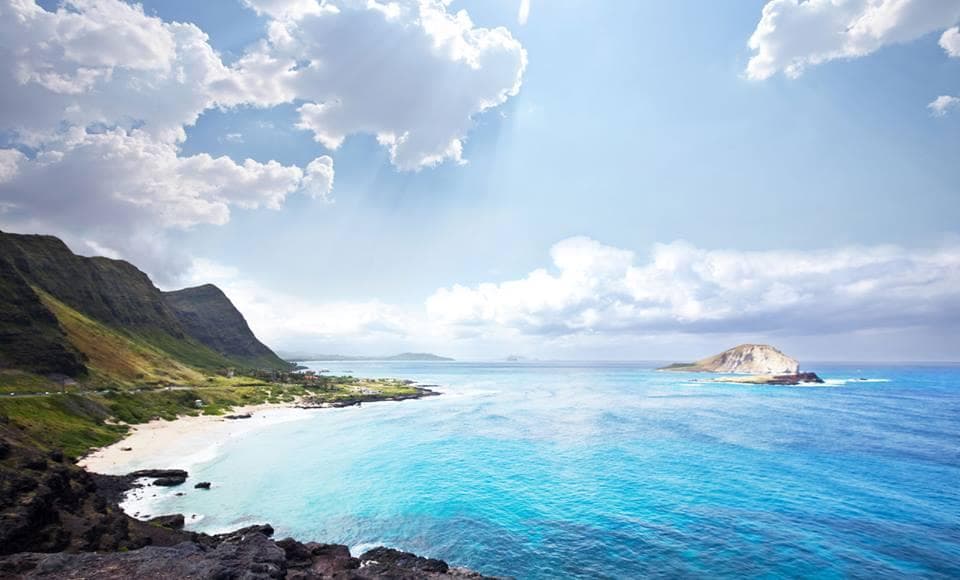 Turquoise coastal bay with cliffs and scenic Oahu beach vista