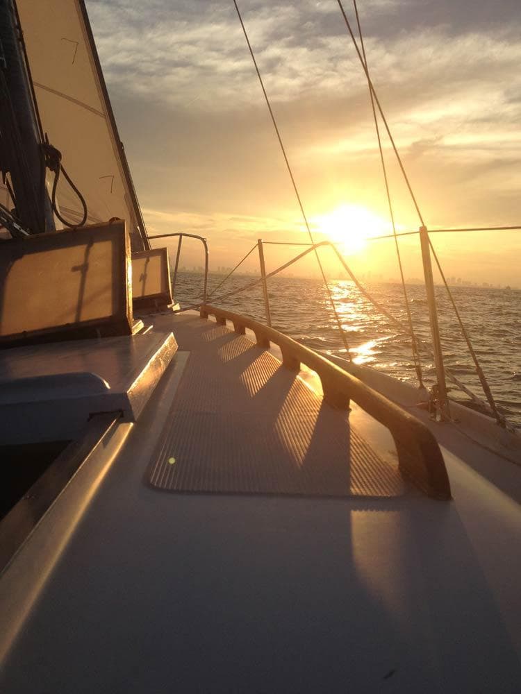 Water Activities: Vagabond Sunset Sails in Chicago