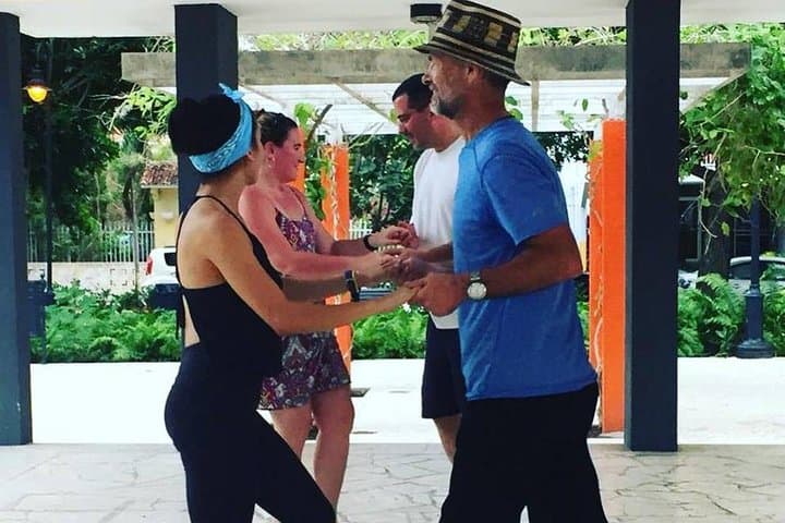 Learn Salsa in San Juan: 1-Hour Outdoor Beginner Dance Class photo 6