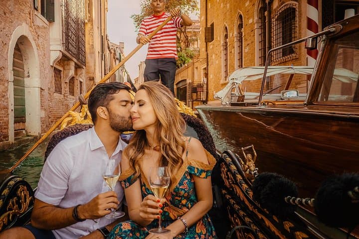Venice Dorsoduro Gondola Ride with Violinist and Champagne: Canal Cruise Guide photo 2