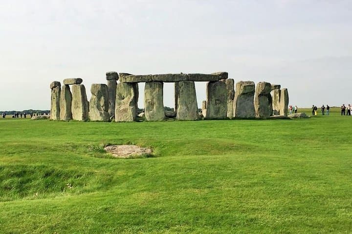 Stonehenge and Bath Day Tour from London — Explore the Stone Circle and Roman Baths