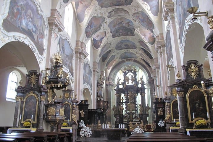 Prague Old Town Walking Tour and Baroque Concert Experience