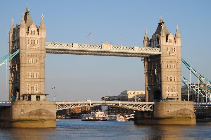 Full-Day Private Chauffeur in London: Custom Sightseeing & Seamless Transport