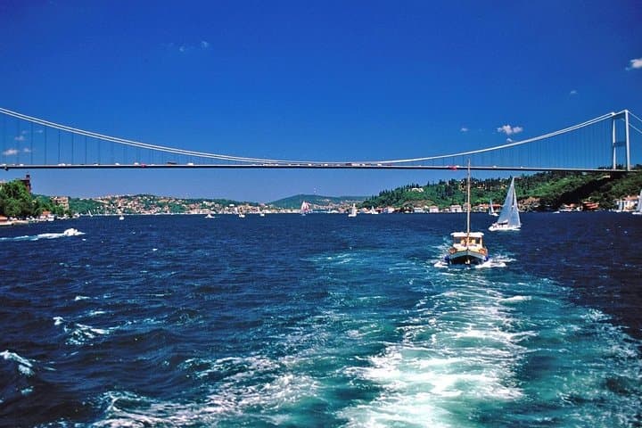 Bosphorus Cruise and Two-Continents Day Tour: Istanbul by Bus and Boat