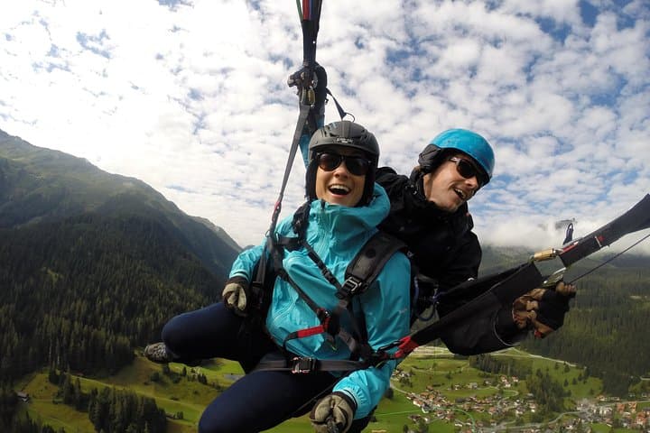 Tandem Paragliding from Jakobshorn: 1000m Davos Free Flight Experience photo 3