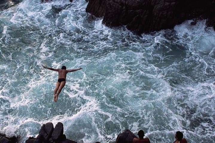 Acapulco Sunset at La Quebrada: High Cliff Divers & Drinks at La Perla photo 2