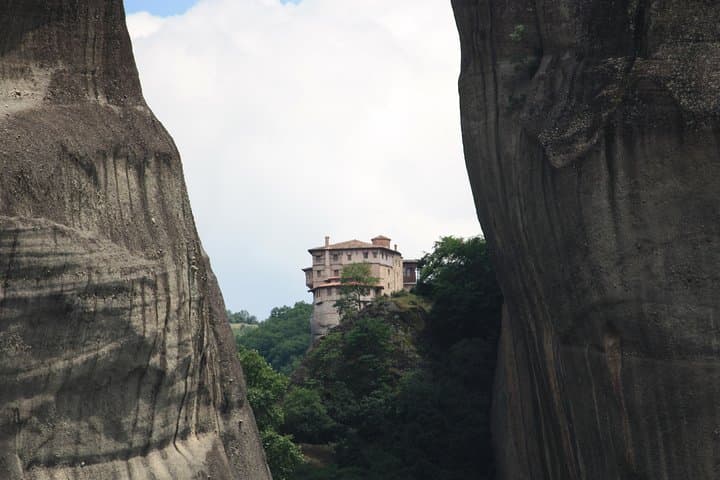 Easy Family-Friendly Hike Through Meteora's Ancient Paths photo 2