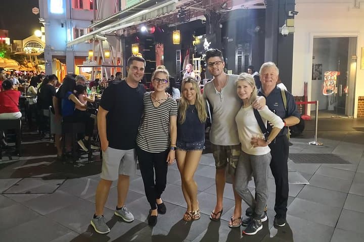 Singapore River History Walking Tour with Hawker Centre Dinner & Tea Ceremony