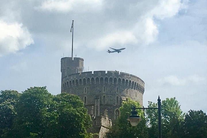 Private Gatwick Arrival Transfer via Windsor Castle: Seamless Airport to London with Castle Stop photo 1