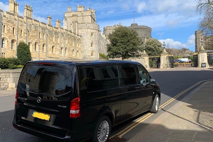 Private Gatwick Arrival Transfer via Windsor Castle: Seamless Airport to London with Castle Stop photo 3