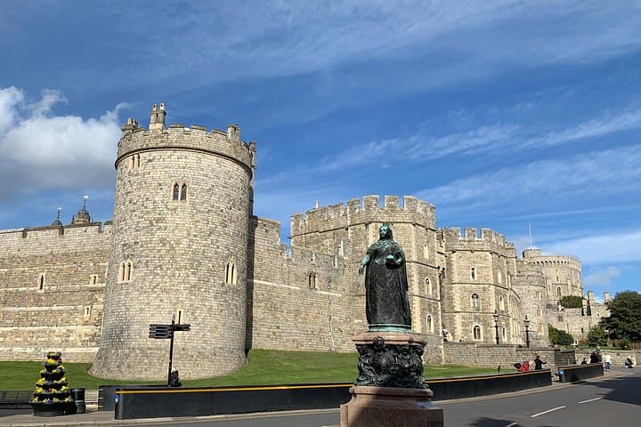 Private Gatwick Arrival Transfer via Windsor Castle: Seamless Airport to London with Castle Stop photo 4