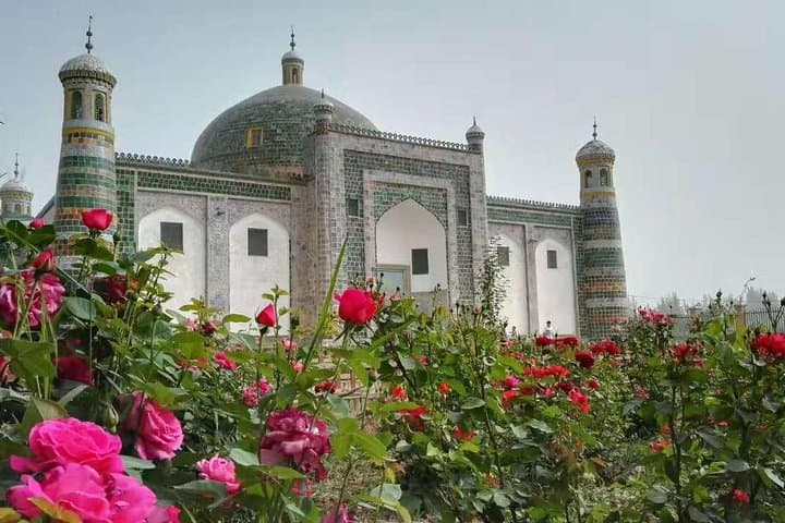 Silk Road Express: 8-Day Kashgar to Dunhuang and Zhangye Cultural Tour