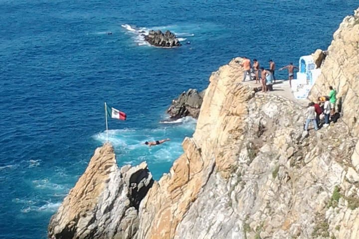 Quebrada Cliff Divers Show in Acapulco — Terrace Viewing with Transport photo 3