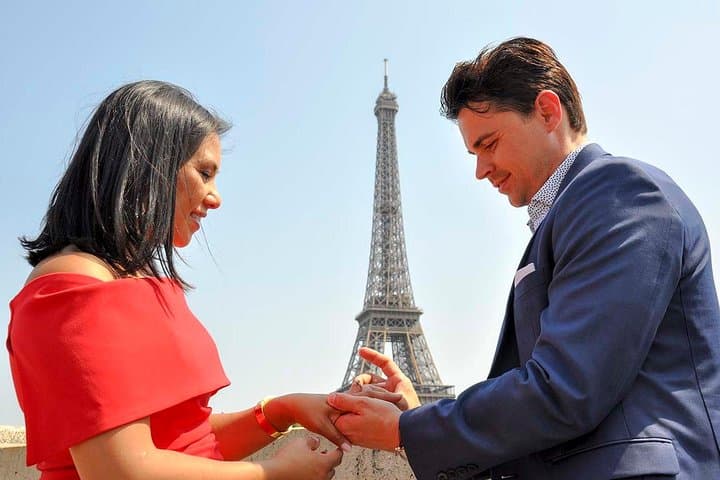 How to Propose in Paris: Private Walking Proposal with a Professional Photographer
