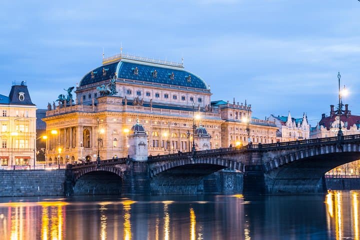Private transfer from Cesky Krumlov to Prague with two sightseeing stops photo 3