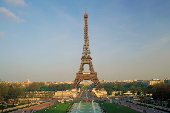 Portuguese-Guided Paris City Tour: Eiffel, Champs-Élysées & Perfume Museum photo 6