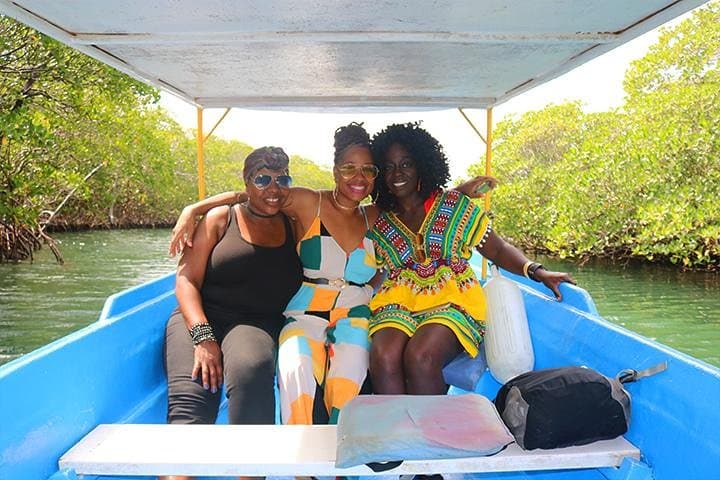 Roatán Boat Trip to St. Helene Village with Snorkeling and Mangrove Cruise photo 2