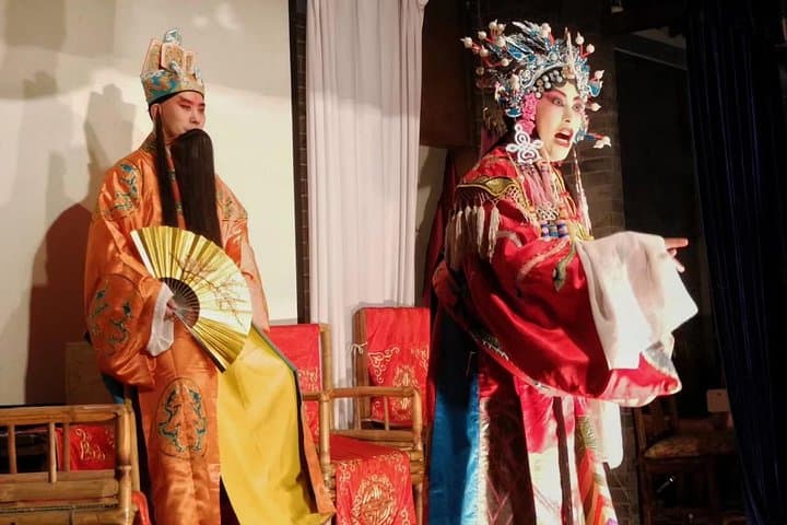 Evening Private Tour: Nanluoguxiang, Shichahai & Peking Opera with Roast Duck Dinner