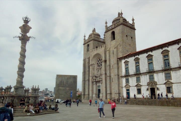 Porto Historic Center Walking Tour: São Bento, Douro River & Port Wine Viewpoints photo 3