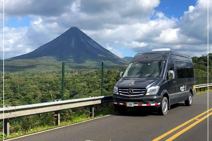 Monteverde to La Fortuna Private Transfer — Door-to-Door Minivan with Wi‑Fi