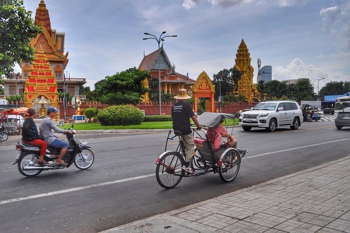 Cyclo Through Phnom Penh: Royal Palace, Wat Phnom & Local Eats photo 3