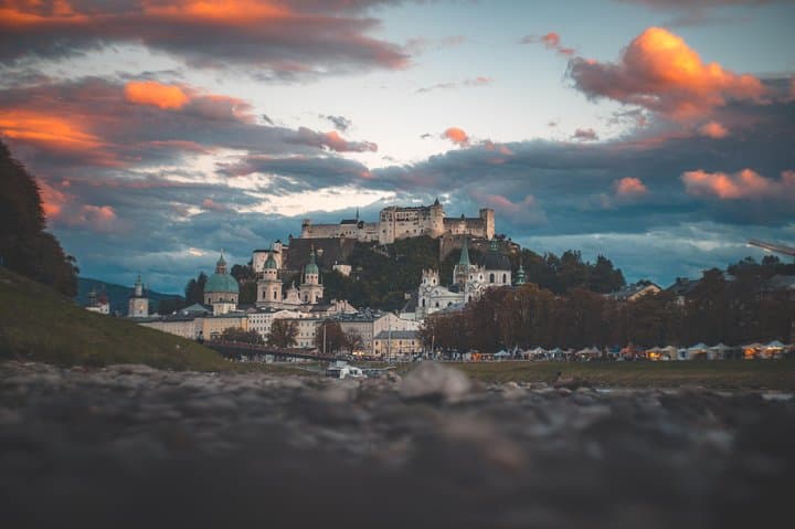Prague to Salzburg: Private Scenic Transfer with 4 Hours of Sightseeing