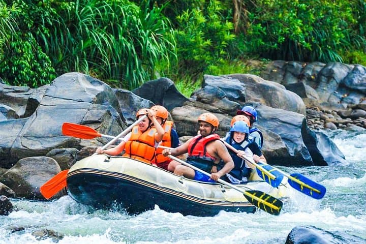 Whitewater Rafting on the Kelani River: Kitulgala Day Trip from Colombo