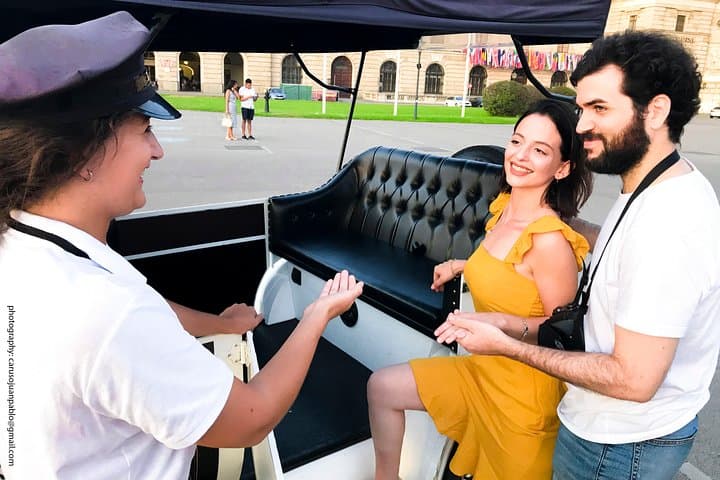 Vienna Night Cabrio Tour: Private Guided Ride with Wine or Prosecco
