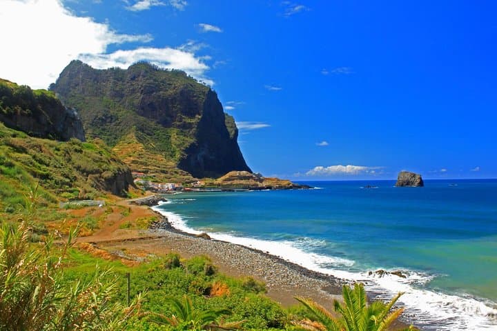 Northeast Madeira Island Tour: Pico do Arieiro, Santana & Porto Moniz