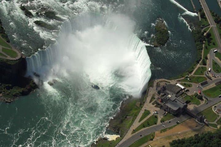 romantic-private-helicopter-flight-over-niagara-falls-with-sparkling-wine photo 4