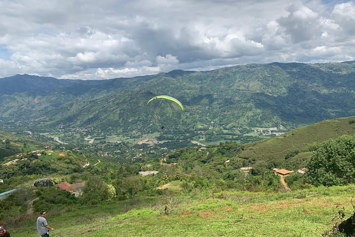 Medellín Paragliding Tour: Tandem Flights Over the Aburrá Valley photo 4