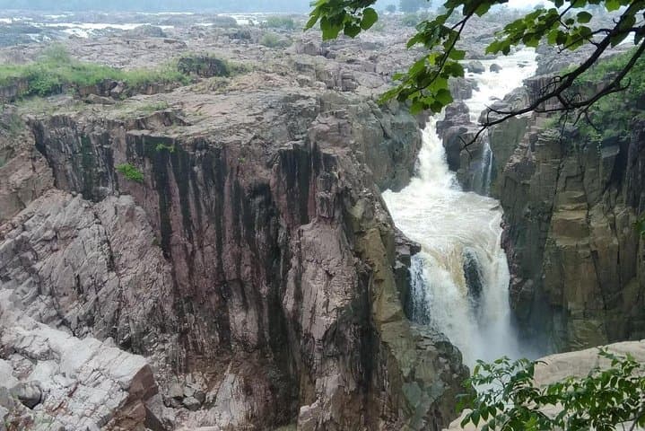 Raneh Waterfalls & Khajuraho Temples: Half-Day Natural and Architectural Tour