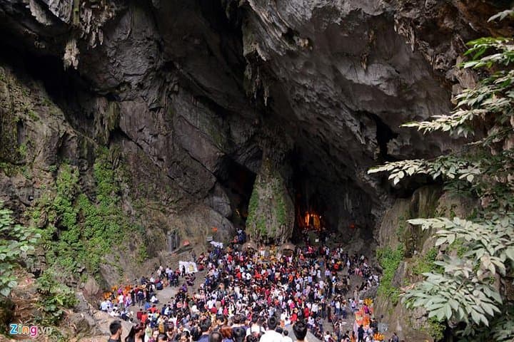 Perfume Pagoda Full-Day Trip: Hanoi to Huong Tich Cave by Boat and Cable Car photo 3