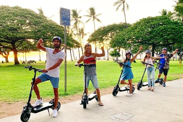 Waikiki Electric Scooter Tour: Diamond Head, Gold Coast & Açai Experience