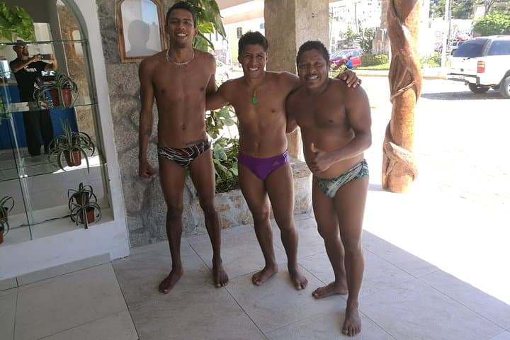 Watch the La Quebrada Cliff Divers: Acapulco Show, Lunch & Market Stops photo 5