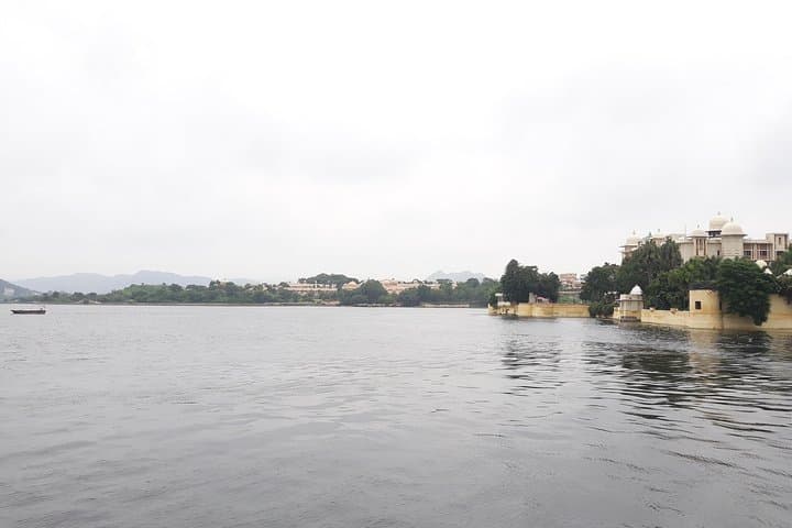 Sunlit Ghats & Lake Pichola Boat Walk — Udaipur Guided Ghat Tour photo 5