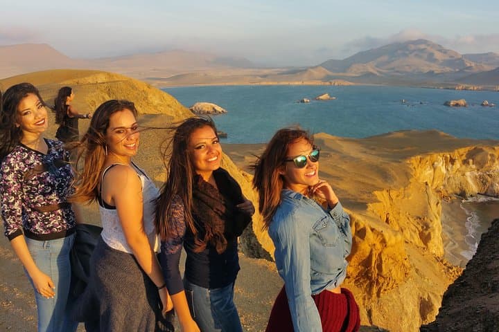 Paracas Golden Shadows Trek: Sunset Cliff Hike in Paracas National Reserve photo 4