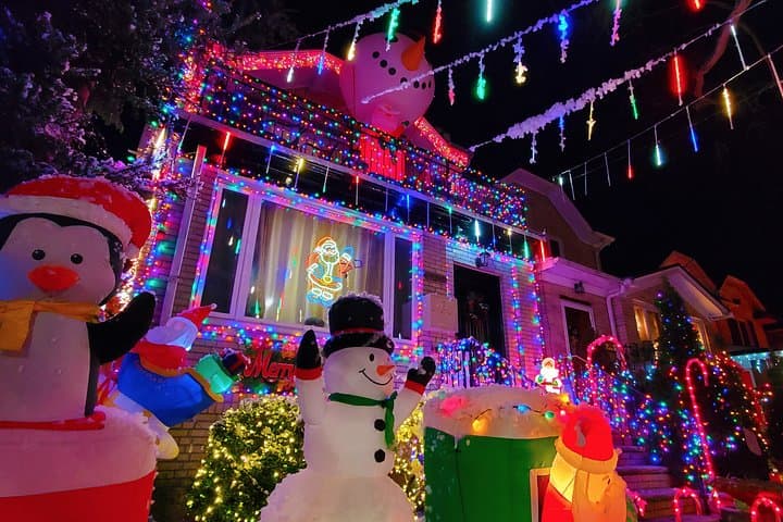 Dyker Heights Christmas Lights: Guided Tour from Midtown to DUMBO photo 6