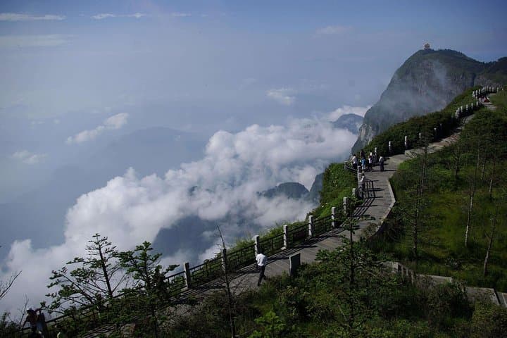 Leshan & Mt Emei: 2-Day High-Speed Train Cultural, Hiking & Sunrise Escape