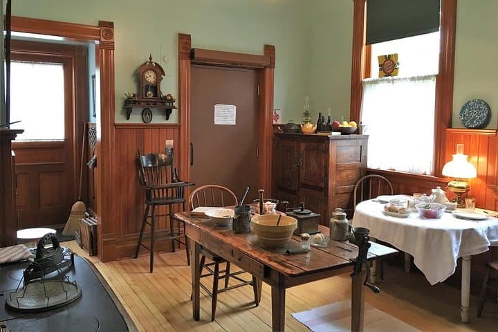 Inside Hemingway’s Oak Park Birthplace: 50-Minute Guided Tour photo 5