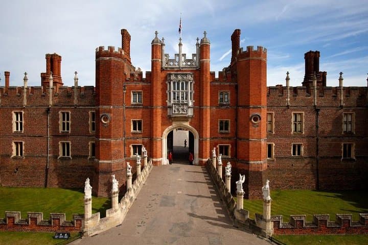 Windsor Castle & Hampton Court Palace Day Trip from London: Tudor Courts, State Apartments & Gardens