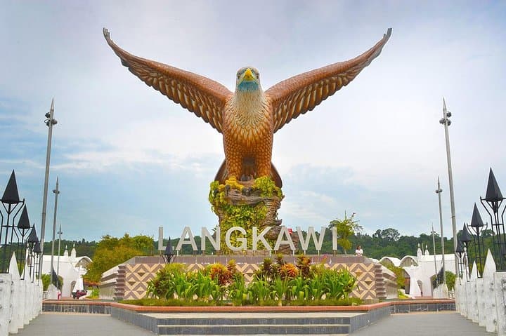 Langkawi Wildlife & City Tour: Crocodile Farm, Bird Park and Kuah Duty-Free photo 5