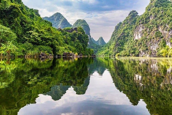 Full-Day Hoa Lu, Mua Cave & Trang An: Ninh Binh Limestone Adventure from Hanoi photo 6