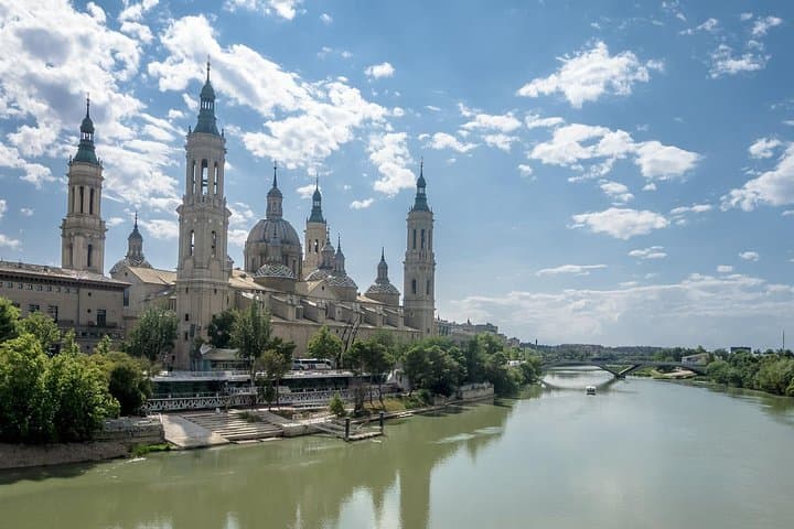 Zaragoza Historic Walking Tour: Basílica, Stone Bridge & Old Town