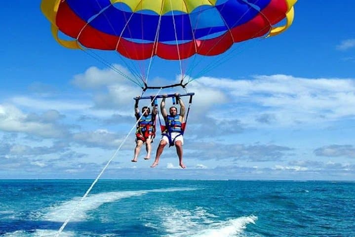Hurghada Parasailing Adventure: 30-Min Speedboat Flight with Hotel Pickup