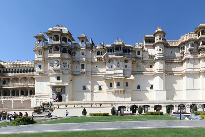 8-Day Golden Triangle Tour with Ranthambore & Udaipur — Taj Mahal, Tigers & Lakes photo 5